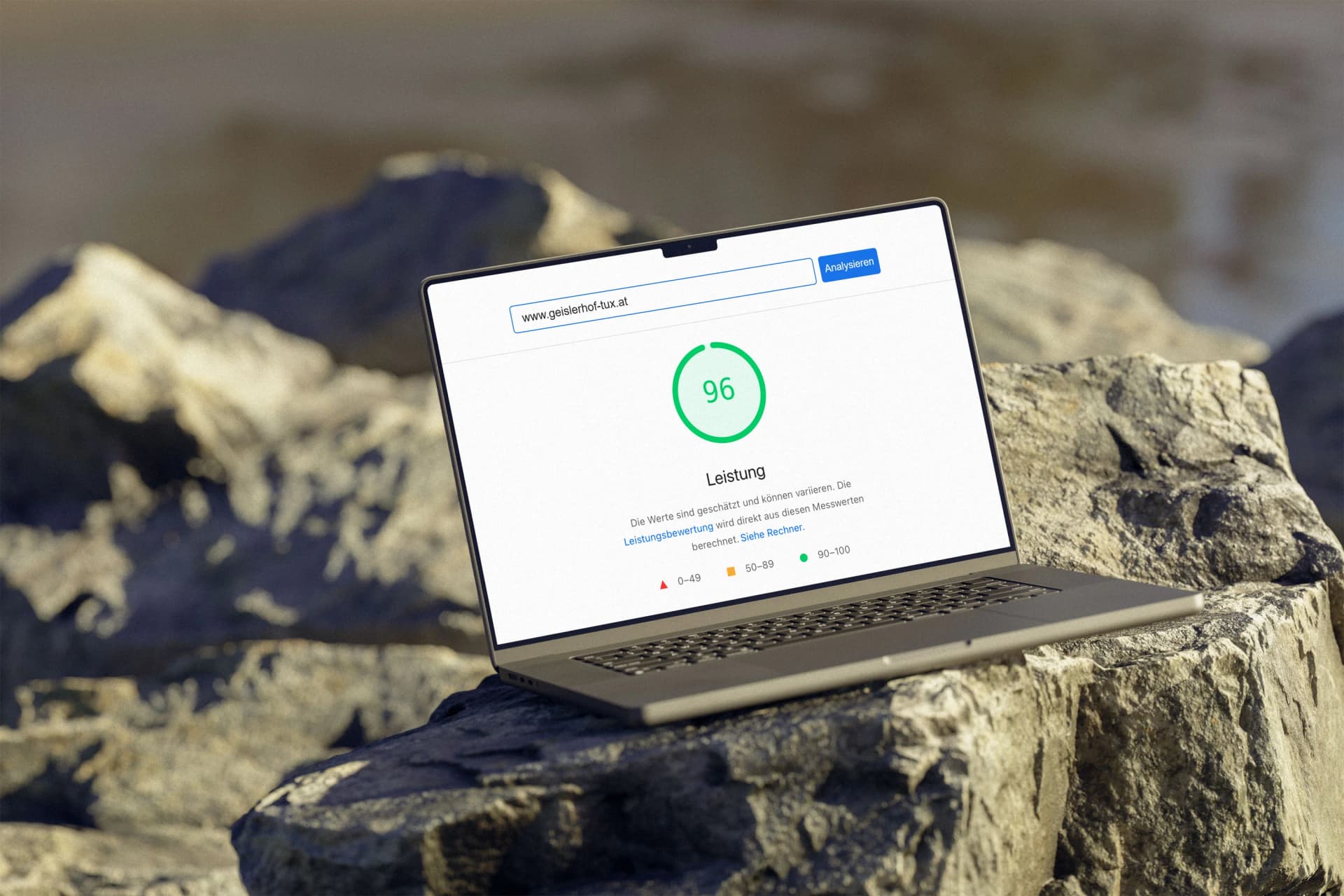 Laptop auf einem Felsen zeigt einen PageSpeed-Wert von 96 für geislerhof-tux.at